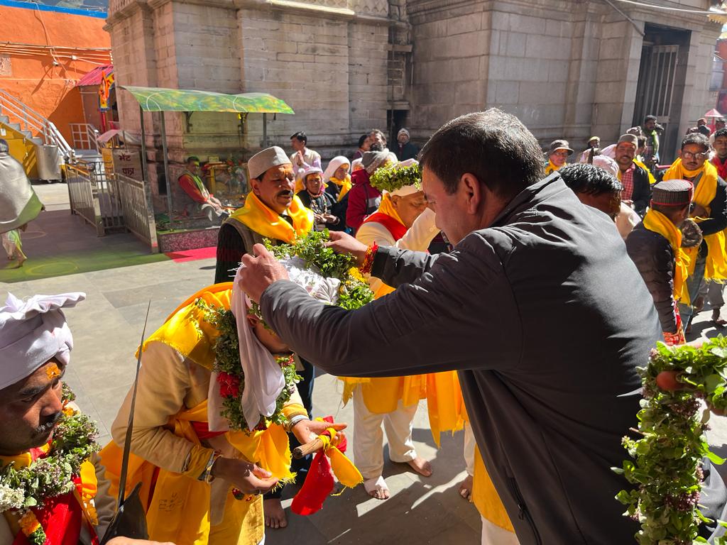 भगवान बदरीविशाल के दर्शन को पहुंचे बगड़वाल देवता के पश्वा, मंदिर अधिकारी राजेंद्र चौहान ने किया स्वागत