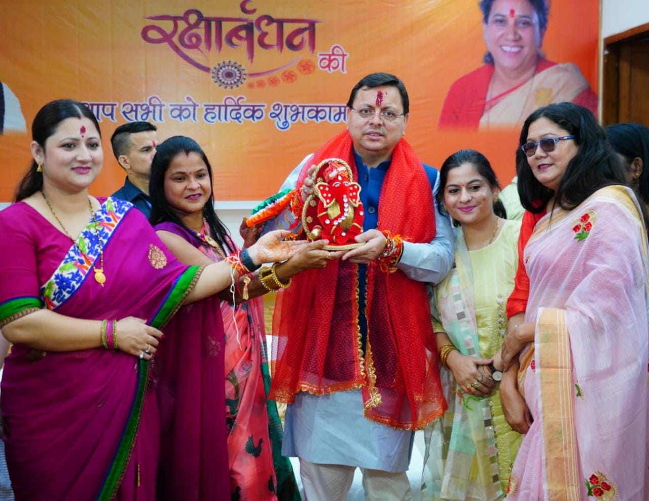 उत्तराखंड: प्रदेश की विभिन्न क्षेत्रों से आई महिलाओं ने CM पुष्कर सिंह धामी को बांधा रक्षा सूत्र….