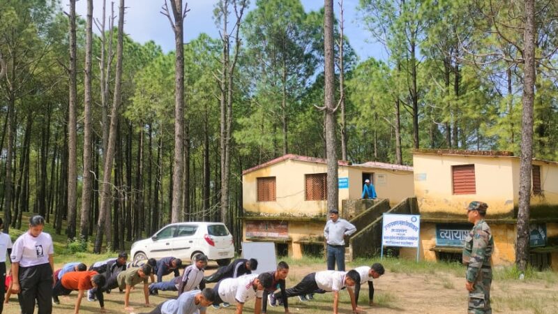 भक्त दर्शन राजकीय स्नातकोत्तर महाविद्यालय में एनसीसी प्रथम वर्ष के छात्र-छात्राओं को दिया प्रशिक्षण