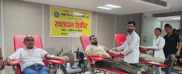 उपाध्यक्ष बंशीधर तिवारी की पहल पर MDDA में आयोजित हुआ रक्तदान शिविर, डेंगू के बढ़ते प्रकोप के बीच मरीजों की मदद के लिए आगे आया एमडीडीए
