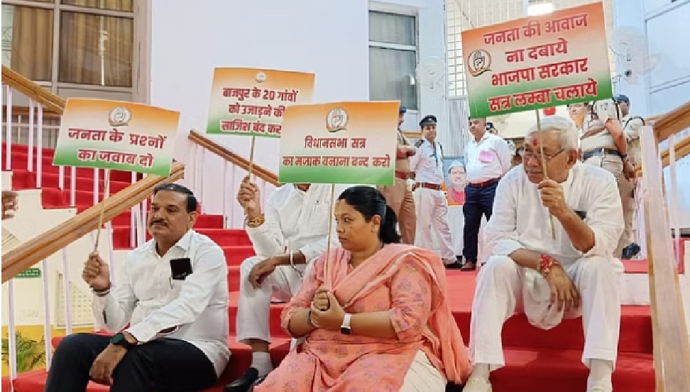 विधानसभा का मानसून सत्र : दिवंगत विधायक चंदन रामदास को श्रद्धांजलि के बाद सदन की कार्यवाही स्थगित, कांग्रेस विधायकों का धरना