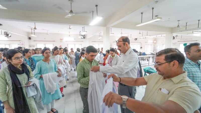 एस.जी.आर.आर.आई.एम. एण्ड एच.एस. के नव आगुंतक छात्र-छात्राओं की वाईट कोट सैरेमनी व चरक शपथ सम्पन्न 