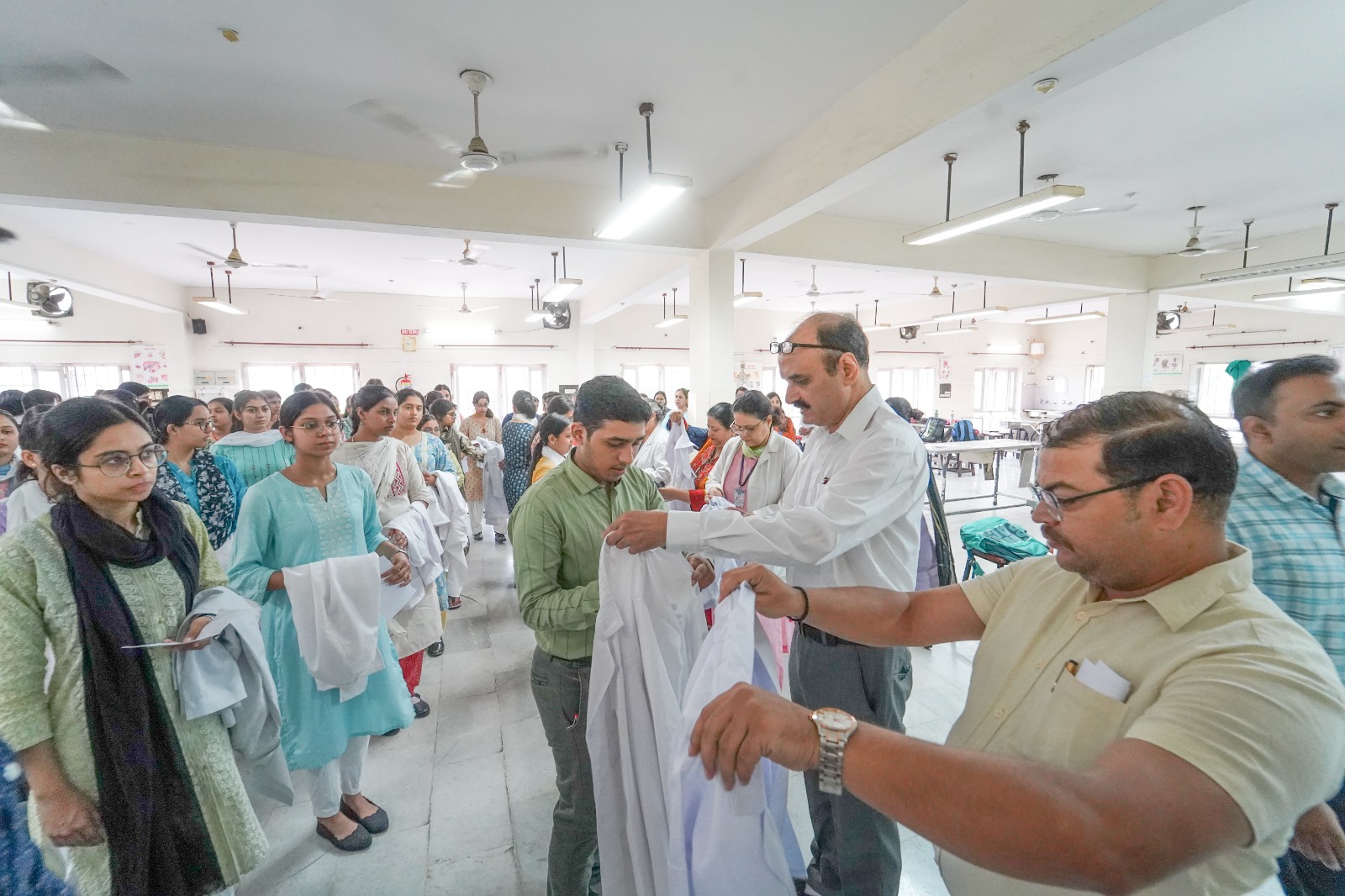 एस.जी.आर.आर.आई.एम. एण्ड एच.एस. के नव आगुंतक छात्र-छात्राओं की वाईट कोट सैरेमनी व चरक शपथ सम्पन्न 