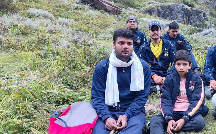 चमोली : चरण पादुका मार्ग पर 02 नाबालिग भटके रास्ता, SDRF ने किया सकुशल रेस्क्यू