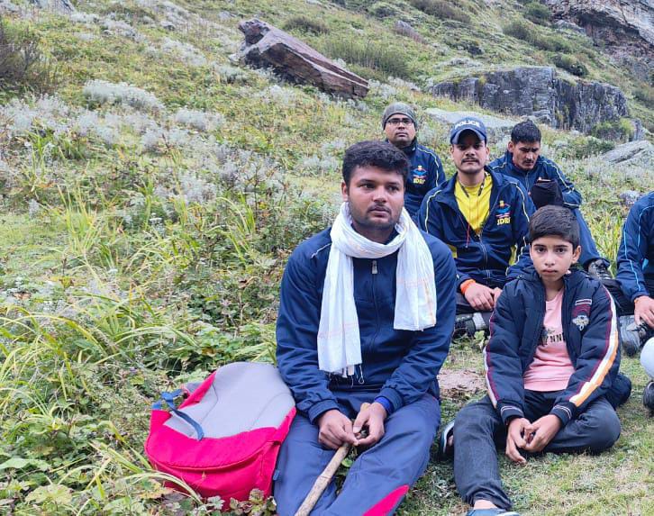 चमोली : चरण पादुका मार्ग पर 02 नाबालिग भटके रास्ता, SDRF ने किया सकुशल रेस्क्यू
