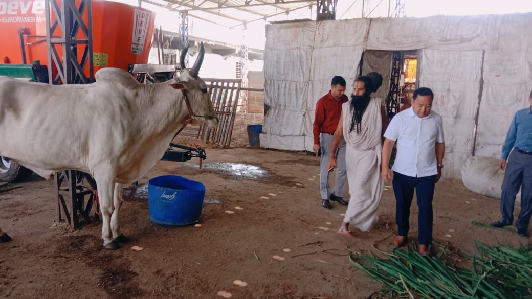 डीएम धीराज सिंह गर्ब्याल ने श्रीकृष्णायन देशी गौ रक्षाशाला के आसपास हुये भू-कटाव तथा आपदा की वजह से गौ रक्षाशाला की दीवार को हुये नुकसान का लिया जायजा