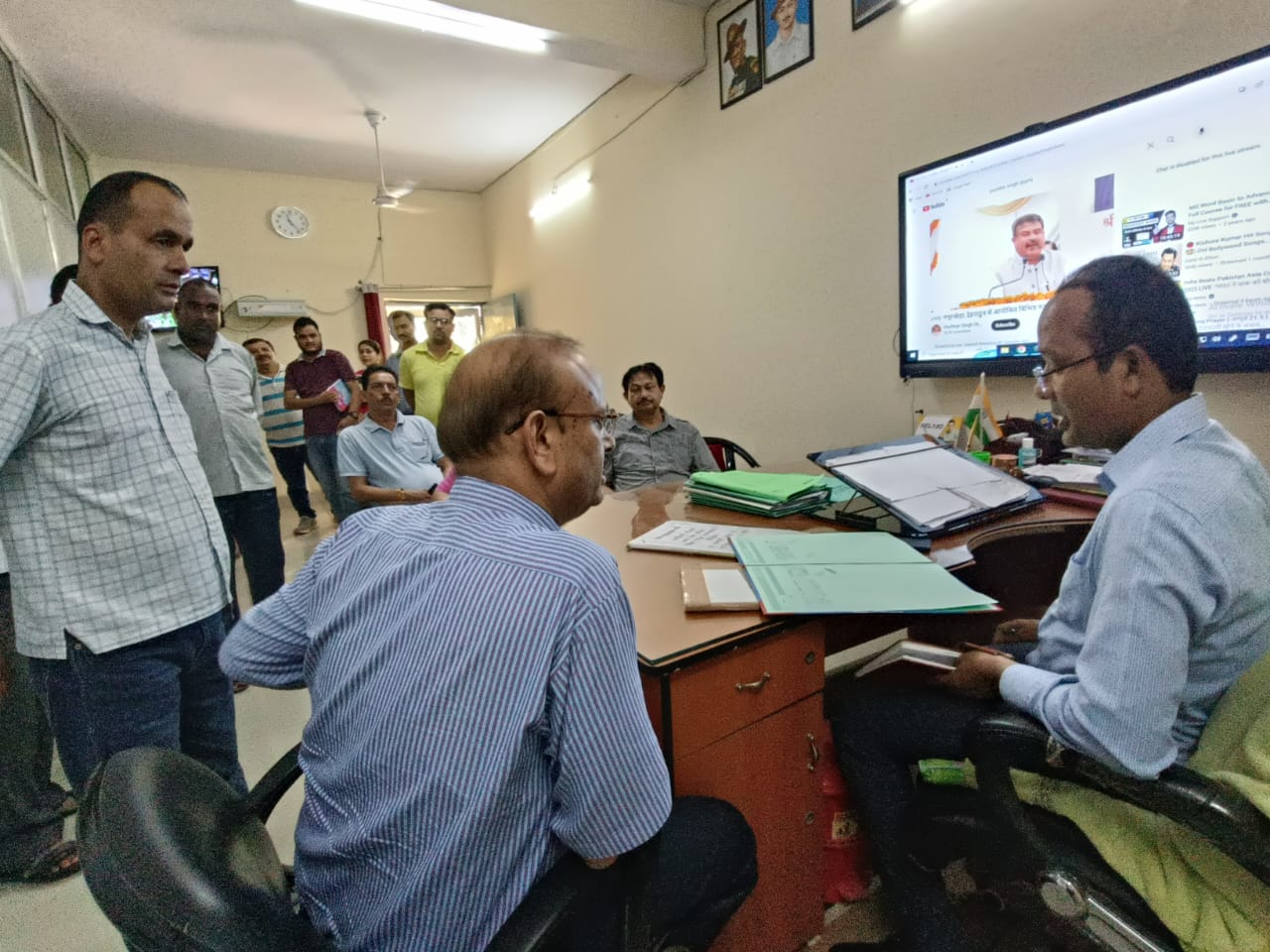 एडीएम पीएल शाह ने मुख्य शिक्षा अधिकारी, डीईओ बेसिक एवं माध्यमिक कार्यालय का किया औचक निरीक्षण, इनका रोका वेतन, दिए निर्देश