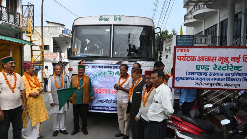 दीनदयाल मातृ-पितृ तीर्थाटन योजना के अन्तर्गत 34 यात्रियों का एक जत्था श्री बद्रीनाथधाम के लिए रवाना, विधायक किशोर उपाध्याय ने दिखाई हरी झंडी