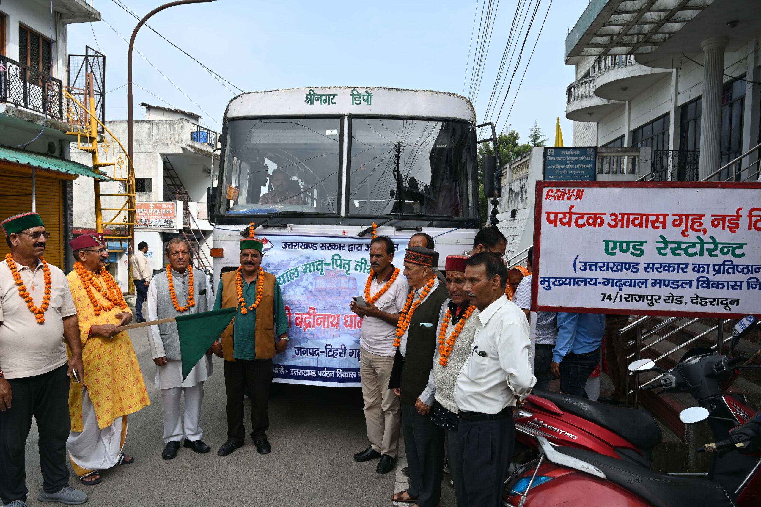 दीनदयाल मातृ-पितृ तीर्थाटन योजना के अन्तर्गत 34 यात्रियों का एक जत्था श्री बद्रीनाथधाम के लिए रवाना, विधायक किशोर उपाध्याय ने दिखाई हरी झंडी