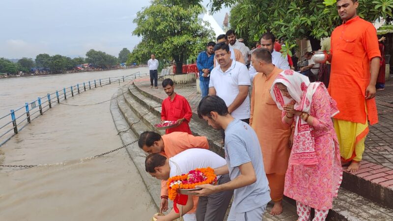 आयुक्त गढ़वाल विनय शंकर पाण्डेय की माताजी अमरावती देवी पांडेय की अस्थियां पूरे विधि विधान के साथ की गई गंगा में प्रवाहित