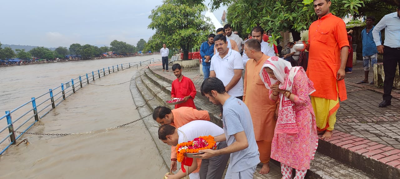 आयुक्त गढ़वाल विनय शंकर पाण्डेय की माताजी अमरावती देवी पांडेय की अस्थियां पूरे विधि विधान के साथ की गई गंगा में प्रवाहित