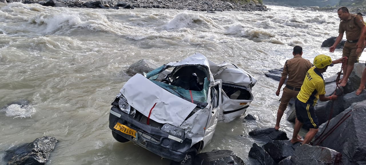 अपडेट : गंगोत्री नेशनल हाईवे के पास बड़ा हादसा, नदी में गिरा वाहन, 04 की मौत, 02 घायल
