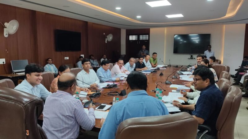 सचिव विनोद कुमार सुमन  की अध्यक्षता में सरकार जनता के द्वार के अन्तर्गत केंद्र एवं राज्य सरकार की फ्लैगशिप तथा अन्य विभागीय योजनाओं के सम्बन्ध में एक विस्तृत समीक्षा बैठक हुई आयोजित, दिए निर्देश