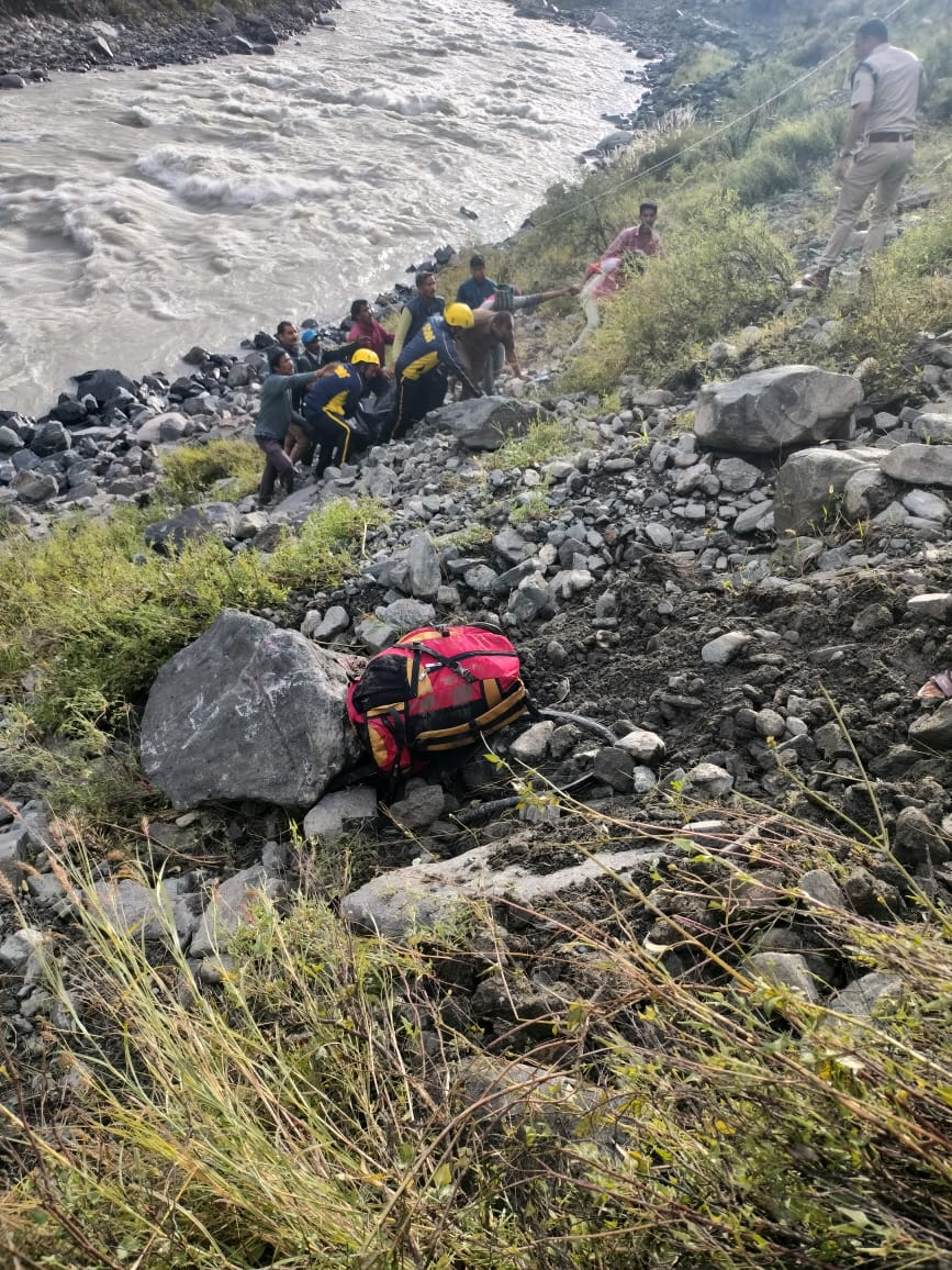 उत्तरकाशी में हुआ दर्दनाक हादसा, 02 गम्भीर घायल व 04 की मौत, SDRF ने किया राहत एवं बचाव कार्य