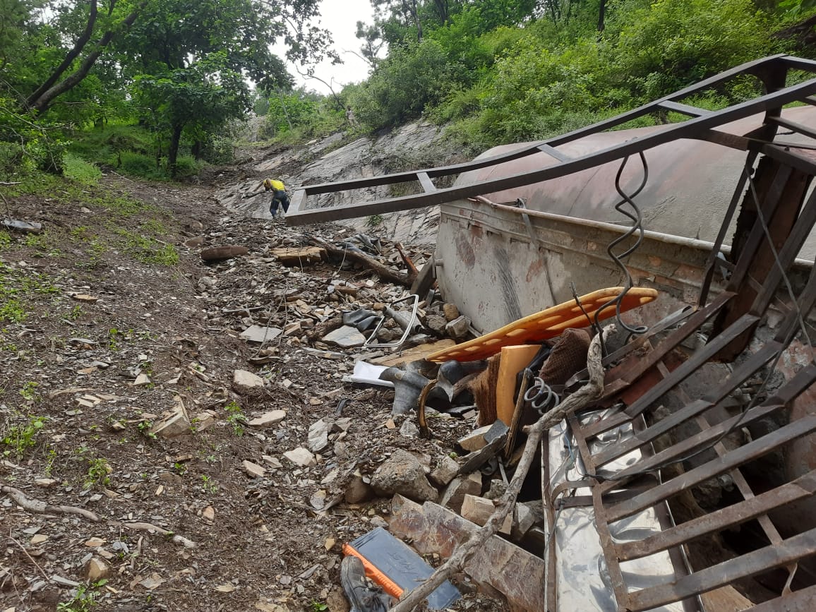 टिहरी : तोताघाटी के पास गहरी खाई में ट्रक हुआ दुर्घटनाग्रस्त, SDRF ने बरामद किया चालक का शव