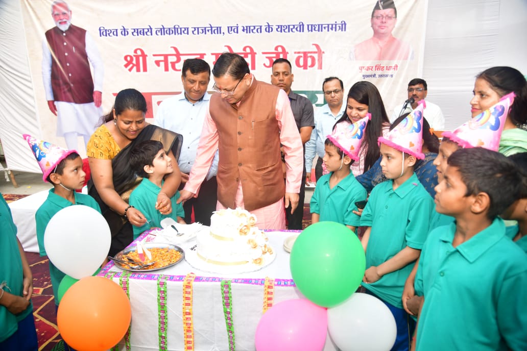मुख्यमंत्री पुष्कर सिंह धामी ने नेता जी सुभाष चंद्र बोस आवासीय छात्रावास के छात्रों संग मनाया प्रधानमंत्री नरेन्द्र मोदी का 73वां जन्मदिन