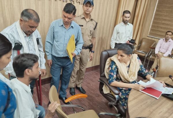 डीएम सोनिका ने सुनी जन समस्याएं, 105 शिकायतें हुई दर्ज, अधिकांश का मौके पर ही किया निस्तारण, अधिकारियों को दिए आवश्यक दिशा निर्देश