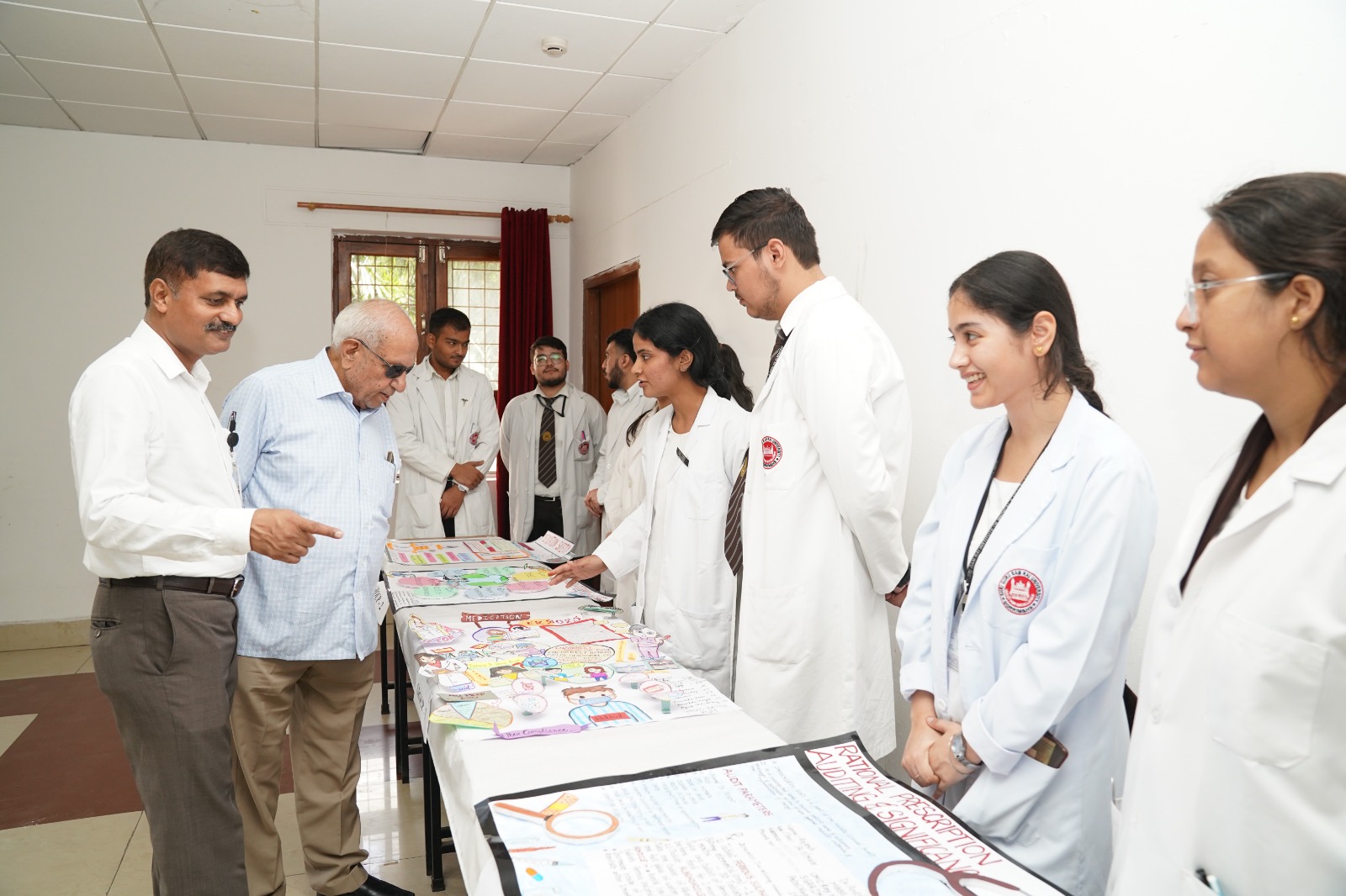 एसजीआरआर मेडिकल काॅलेज में विशेषज्ञों ने ड्रग रिएक्शन कारण और बचाव पर किया जागरूक