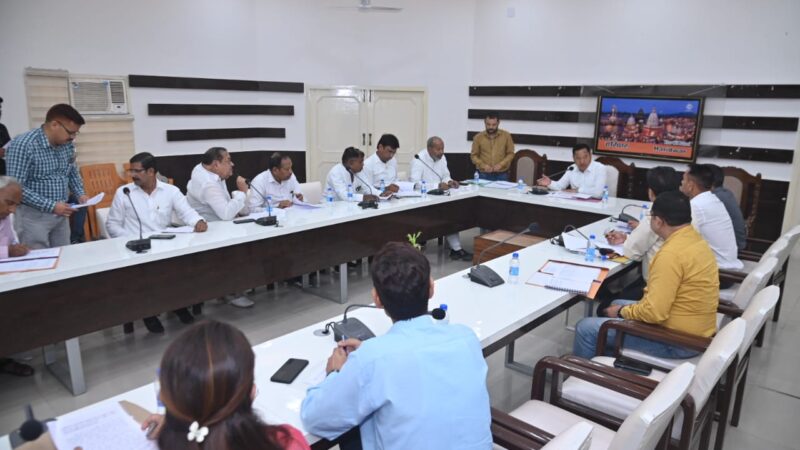 डीएम धीराज सिंह गर्ब्याल की अध्यक्षता में जनपद के मतदेय स्थलों के प्रस्तावों पर विचार-विमर्श करने के लिए मान्यता प्राप्त राजनीतिक दलों के प्रतिनिधियों के साथ बैठक आयोजित