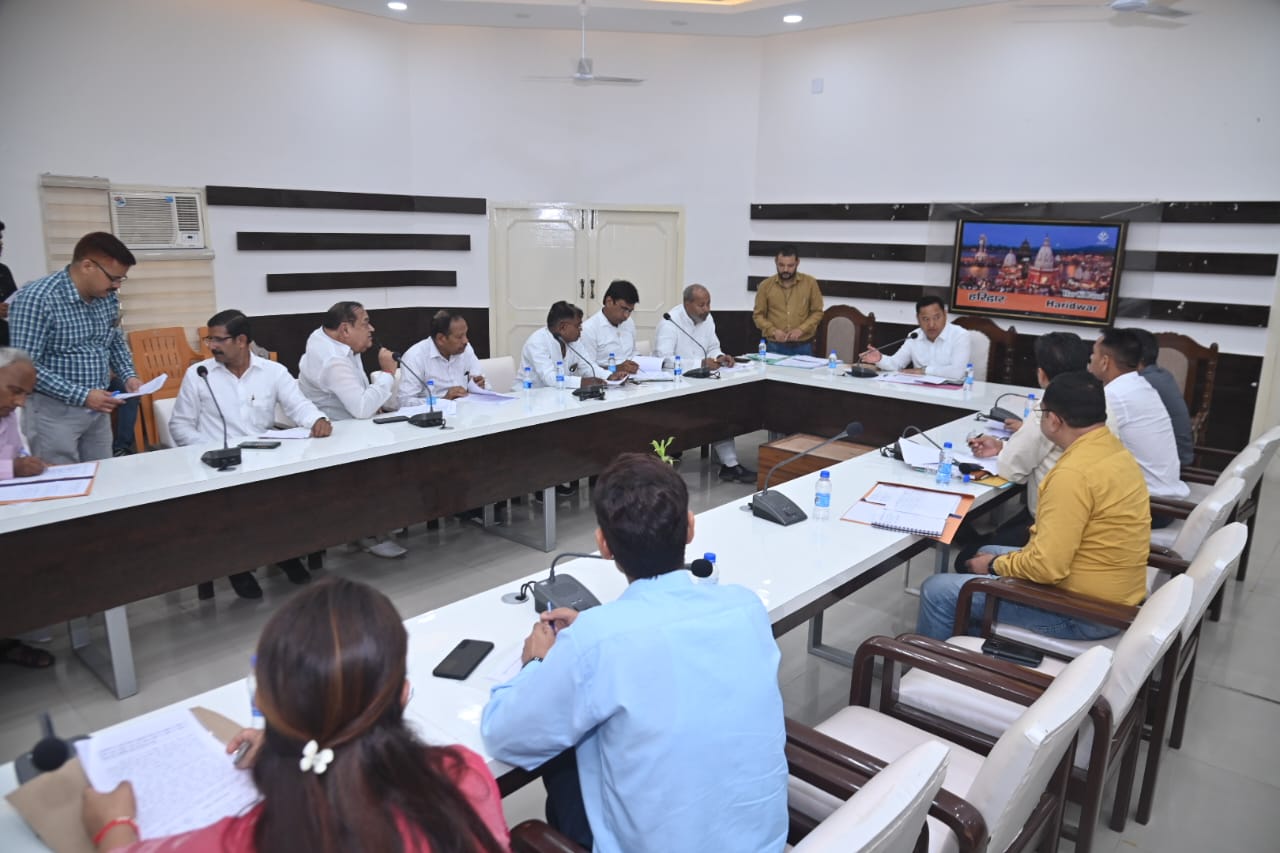 डीएम धीराज सिंह गर्ब्याल की अध्यक्षता में जनपद के मतदेय स्थलों के प्रस्तावों पर विचार-विमर्श करने के लिए मान्यता प्राप्त राजनीतिक दलों के प्रतिनिधियों के साथ बैठक आयोजित