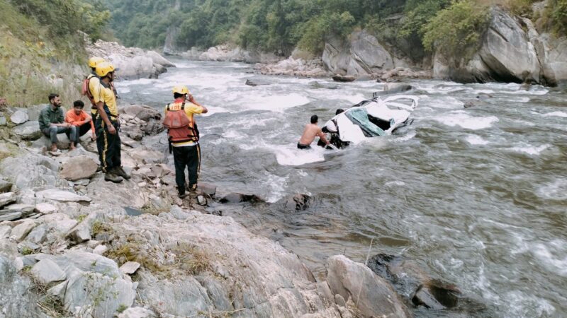 पाबौ के पास अनियंत्रित होकर 200 मीटर गहरी खाई में गिरने के बाद नदी में दुर्घटनाग्रस्त हुई ऑल्टो कार, SDRF ने एक शव किया बरामद, 04 अन्य के लिए सर्च ऑपरेशन जारी