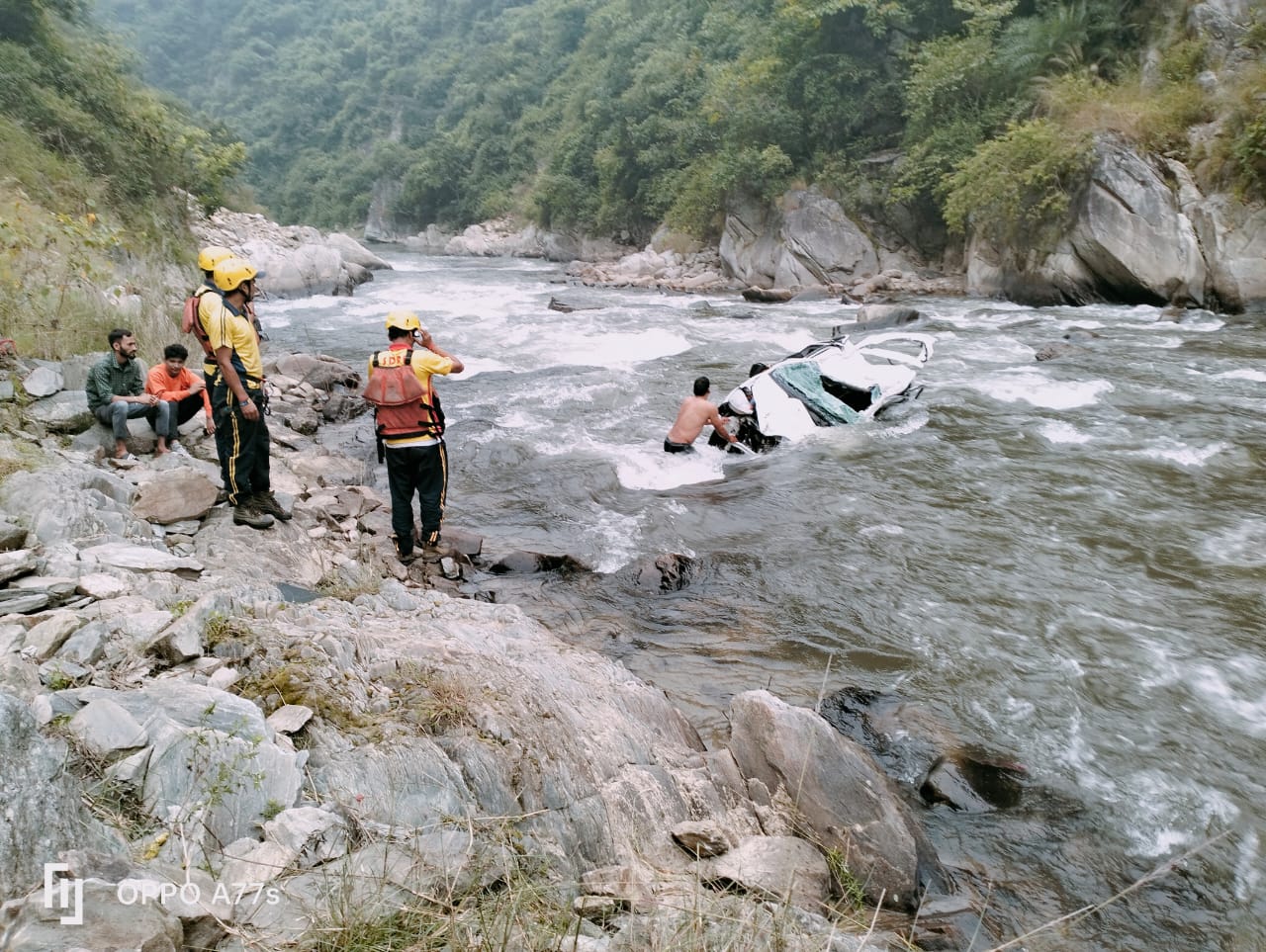 पाबौ के पास अनियंत्रित होकर 200 मीटर गहरी खाई में गिरने के बाद नदी में दुर्घटनाग्रस्त हुई ऑल्टो कार, SDRF ने एक शव किया बरामद, 04 अन्य के लिए सर्च ऑपरेशन जारी