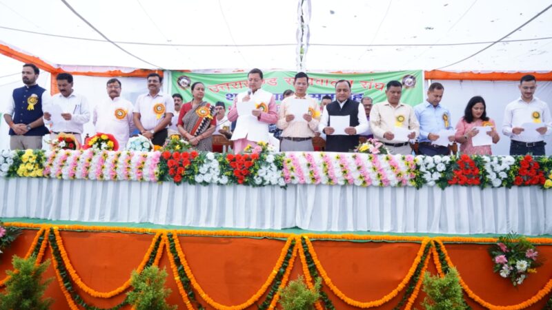 मुख्यमंत्री पुष्कर सिंह धामी ने सचिवालय संघ के पदाधिकारियों को दिलाई शपथ, कहा संवेदनशील, पारदर्शी एवं जवाबदेह सुशासन राज्य सरकार का मुख्य ध्येय