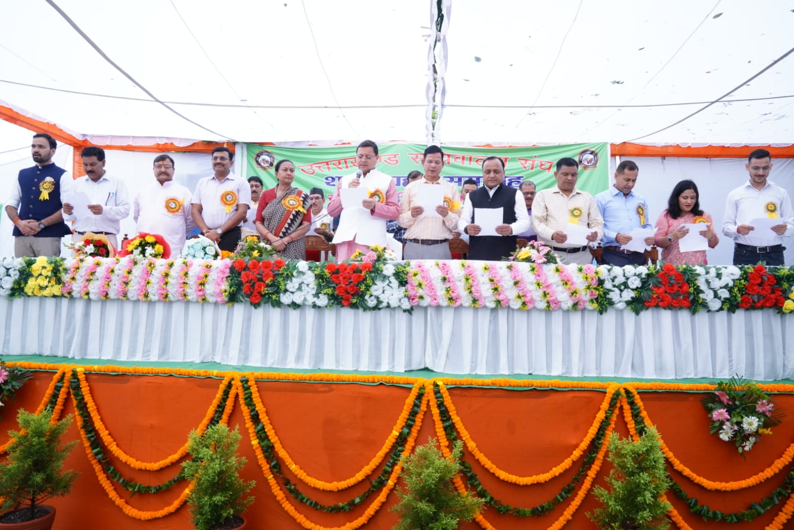 मुख्यमंत्री पुष्कर सिंह धामी ने सचिवालय संघ के पदाधिकारियों को दिलाई शपथ, कहा संवेदनशील, पारदर्शी एवं जवाबदेह सुशासन राज्य सरकार का मुख्य ध्येय