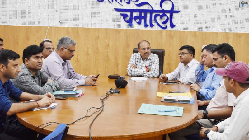 सीडीओ डॉ. ललित नारायण मिश्र ने की सीएम हेल्पलाइन-1905 पर दर्ज शिकायतों की समीक्षा, दिए निर्देश