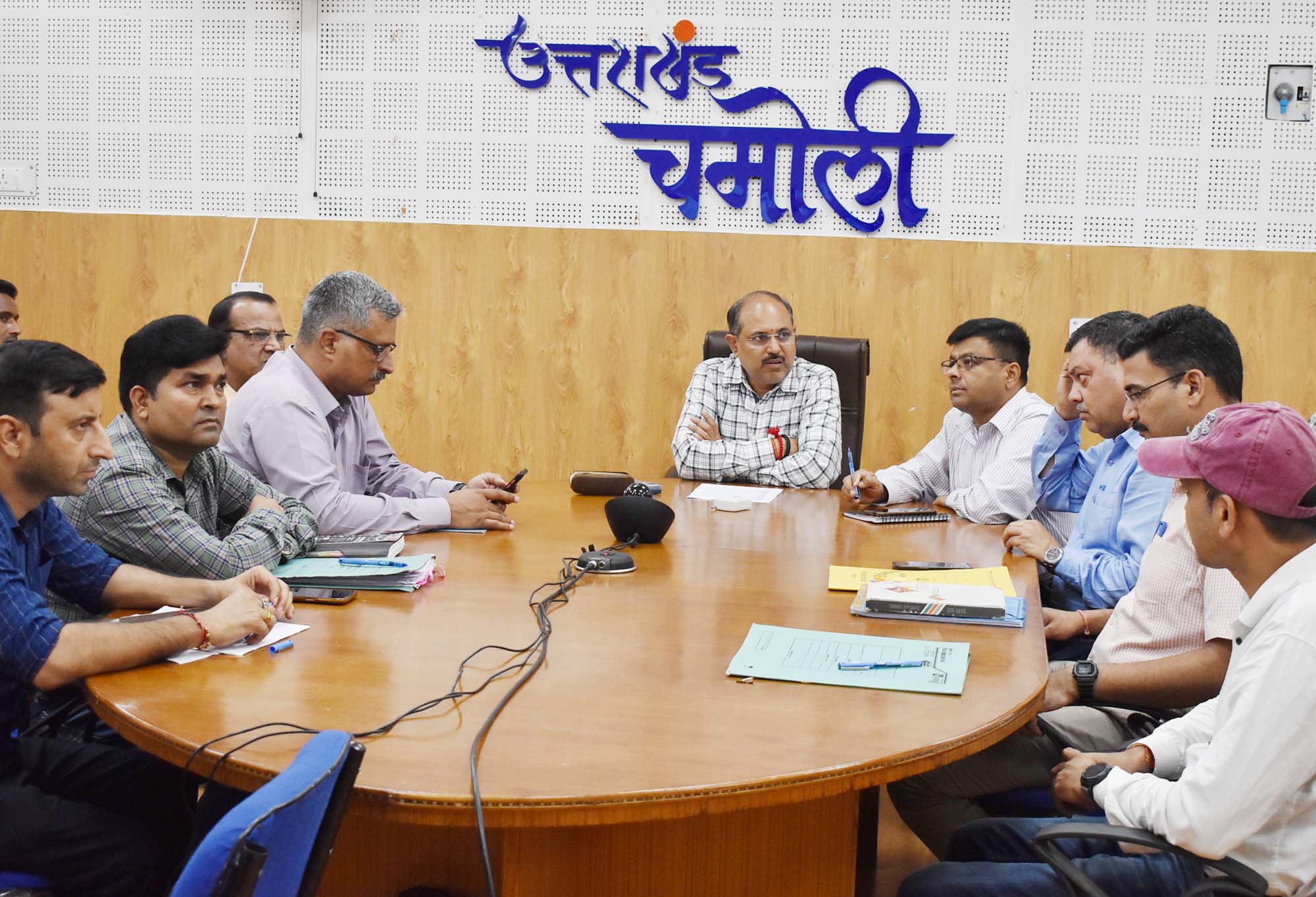 सीडीओ डॉ. ललित नारायण मिश्र ने की सीएम हेल्पलाइन-1905 पर दर्ज शिकायतों की समीक्षा, दिए निर्देश