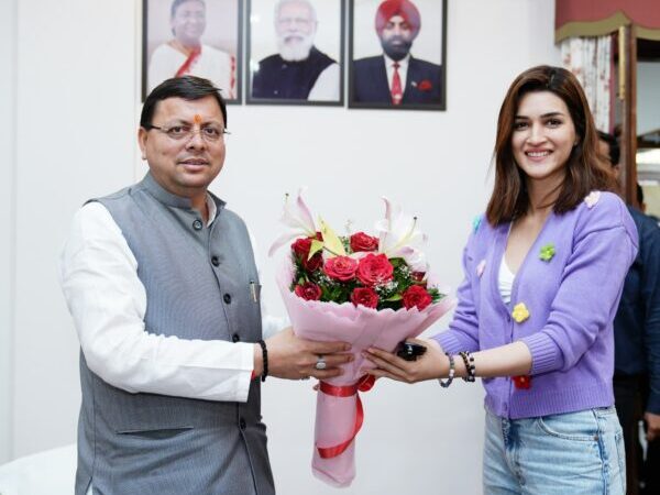 मुख्यमंत्री पुष्कर सिंह धामी से प्रसिद्ध फ़िल्म अभिनेत्री कृति सेनन एवं फ़िल्म निर्माता और लेखिका कनिका ढिल्लन के साथ नेटफ्लिक्स फिल्म्स की दो पत्ती की टीम ने की भेंट