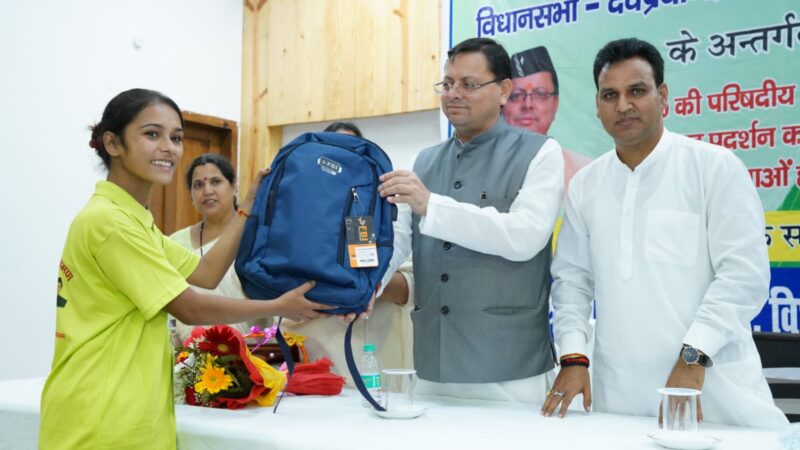 मुख्यमंत्री पुष्कर सिंह धामी ने भारत दर्शन शैक्षिक भ्रमण 2023 में शामिल छात्रों के दल को फ्लैग ऑफ कर किया रवाना