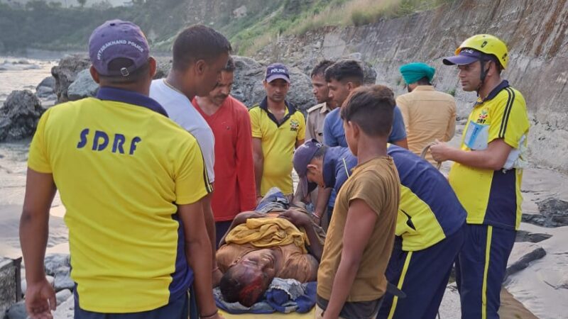 गंगोत्री मार्ग पोकू मन्दिर के पास खाई में गिरे दो व्यक्ति, SDRF ने चलाया रेस्क्यू ऑपरेशन
