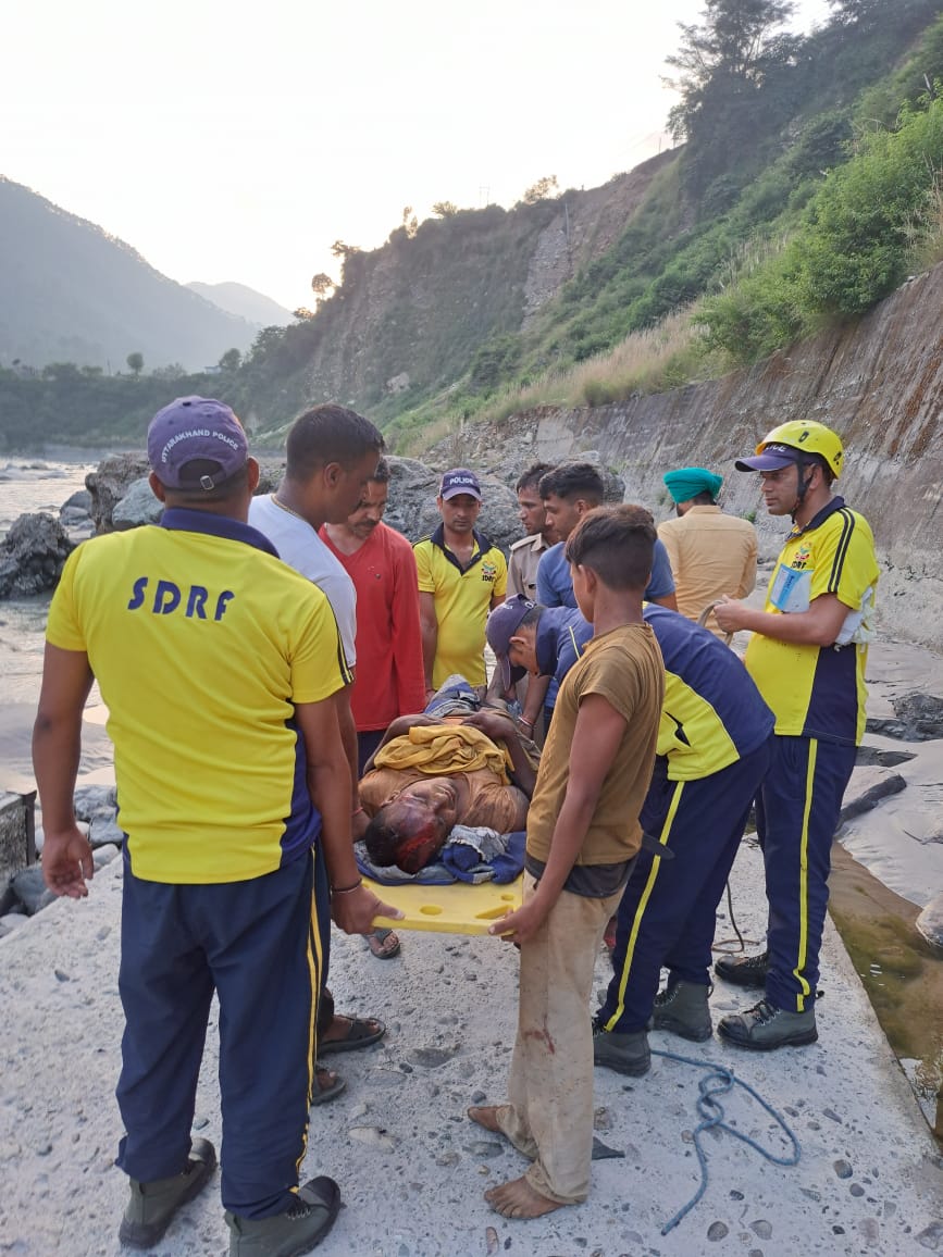गंगोत्री मार्ग पोकू मन्दिर के पास खाई में गिरे दो व्यक्ति, SDRF ने चलाया रेस्क्यू ऑपरेशन