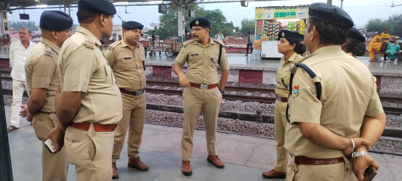 एसपी रेलवेज अजय गणपति ने कलियर मेला में कानून एवं सुरक्षा व्यवस्था व पाकिस्तानी जायरीन के आगमन के दृष्टिगत रेलवे स्टेशन रुड़की व मेला क्षेत्र का किया निरीक्षण, दिये आवश्यक दिशा-निर्देश 