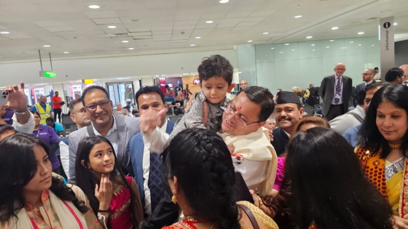 सीएम धामी पहुँचे लंदन, एयरपोर्ट पर प्रवासी भारतीयों एवं प्रवासी उत्तराखण्ड के लोगों के द्वारा गर्मजोशी से किया गया स्वागत, उत्तराखण्ड के पारंपरिक वाद्य यंत्रों के साथ मुख्यमंत्री पुष्कर सिंह धामी का हुआ लंदन में भव्य स्वागत