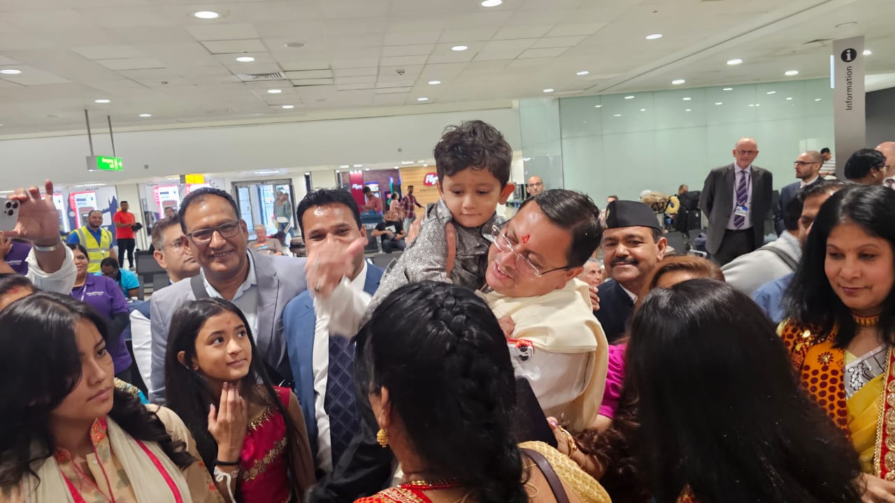 सीएम धामी पहुँचे लंदन, एयरपोर्ट पर प्रवासी भारतीयों एवं प्रवासी उत्तराखण्ड के लोगों के द्वारा गर्मजोशी से किया गया स्वागत, उत्तराखण्ड के पारंपरिक वाद्य यंत्रों के साथ मुख्यमंत्री पुष्कर सिंह धामी का हुआ लंदन में भव्य स्वागत