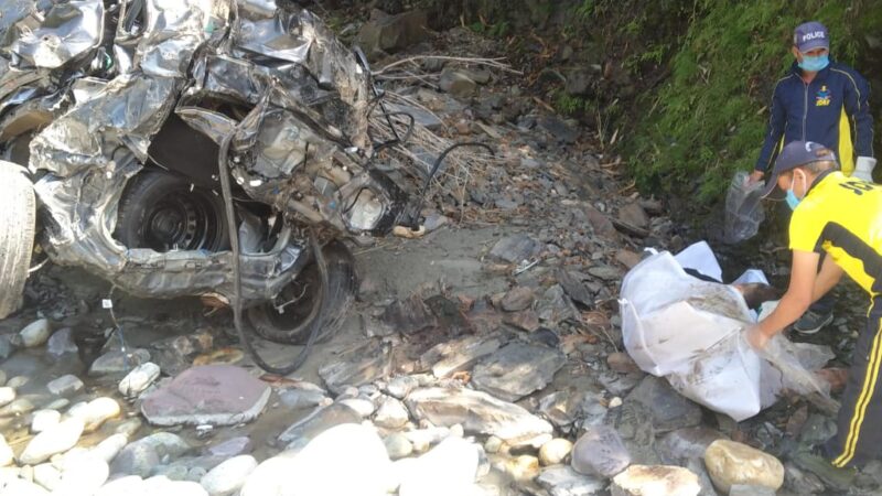 टिहरी : नैनबाग क्षेत्र मरोड़ बैंड के पास अनियंत्रित होकर 600 मीटर गहरी खाई में गिरी कार, 02 की मौत, SDRF ने किये शव बरामद