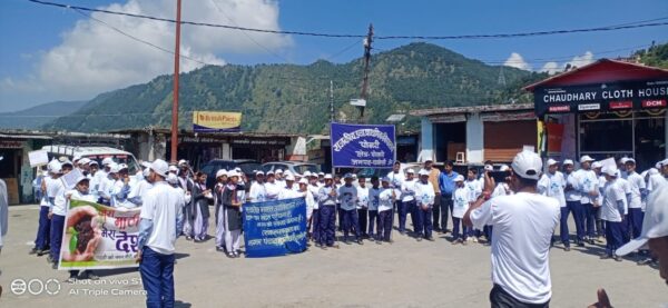 केदारनाथ में मंदाकिनी और सरस्वती नदी घाटों में चलाया गया स्वच्छता अभियान, पर्यावरण मित्रों को बांटे जैकेट