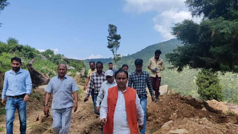 स्वास्थ्य मंत्री डॉ. धन सिंह रावत ने श्रीनगर में भर्ती डेंगू मरीजों का जाना हाल-चाल, स्वास्थ्य विभाग को बेहतर उपचार देने के दिए निर्देश