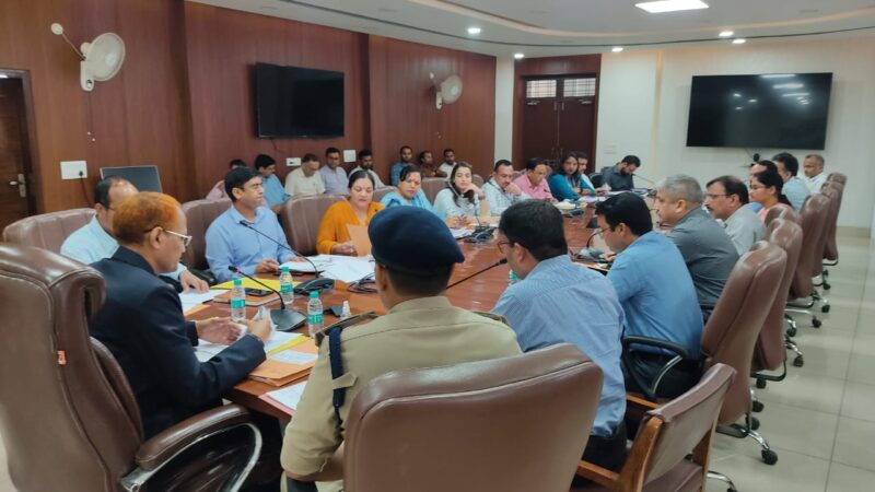 सचिव सुरेन्द्र नारायण पाण्डे की अध्यक्षता में सरकार जनता के द्वार के अन्तर्गत केन्द्र एवं राज्य सरकार की फ्लैगशिप कार्यक्रमों, केन्द्र पोषित, बाह्य सहायतित, राज्य सेक्टर, जिला योजना तथा अन्य विभागीय योजनाओं के सम्बन्ध में समीक्षा बैठक हुई आयोजित