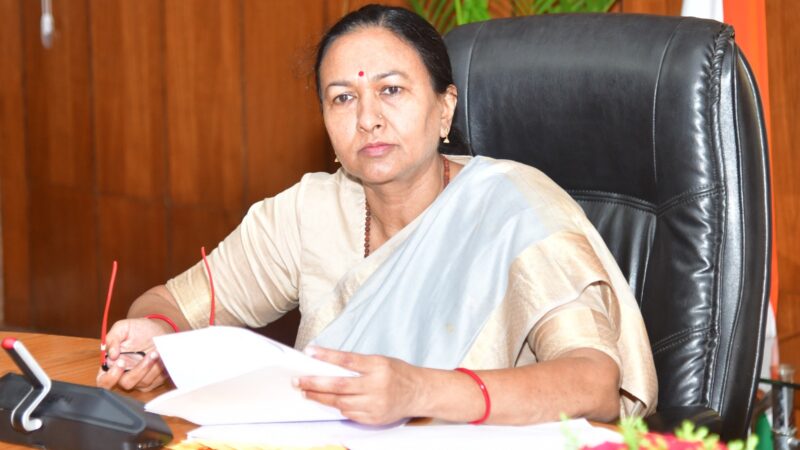 अपर मुख्य सचिव राधा रतूड़ी की अधिकारियों को समीक्षा बैठकों के निर्देशों के क्रियान्वयन में पत्राचार की औपचारिकता से आगे बढ़कर कार्यों को पूरा करने के लिए डेडलाइन निर्धारित करने की हिदायत 