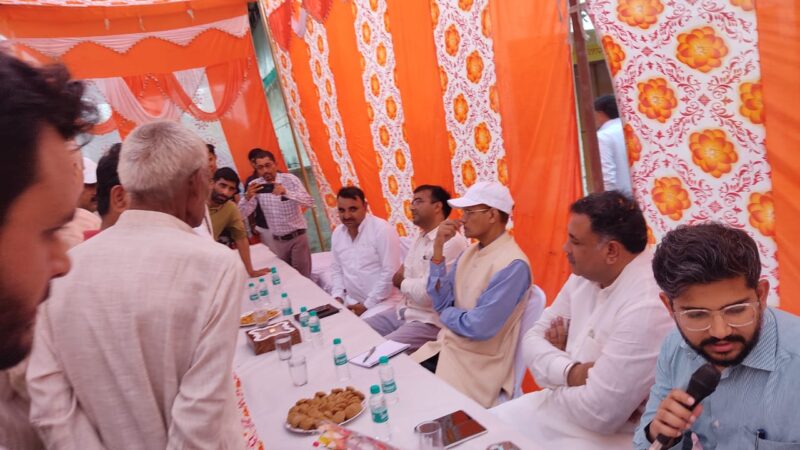 सचिव सुरेन्द्र नारायण पाण्डे ने झबरेडा विधानसभा की ग्राम पंचायत शेरपुर खेलमऊ का भ्रमण, विभिन्न विभागों के विकासपरक कार्यों एवं जन-कल्याणकारी योजनाओं का किया स्थलीय निरीक्षण, रात्रि विश्राम कर सुनी ग्रामवासियों की समस्याएं, अधिकारियों को दिये दिशा-निर्देश