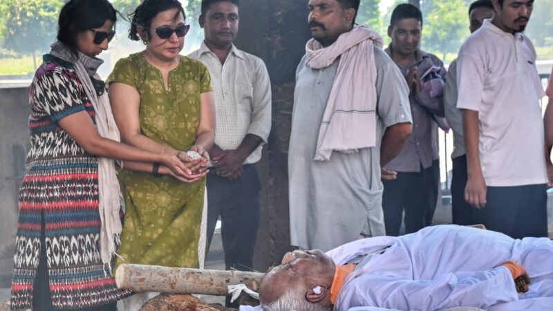 पंचतत्व में विलीन हुए उत्तराखण्ड के पूर्व मुख्य सचिव एसके दास, बेटियों ने दी मुखाग्नि