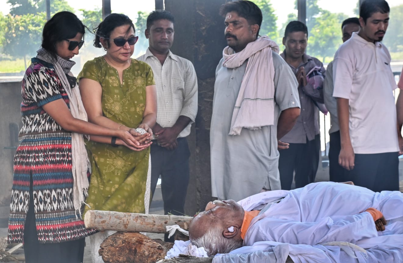 पंचतत्व में विलीन हुए उत्तराखण्ड के पूर्व मुख्य सचिव एसके दास, बेटियों ने दी मुखाग्नि