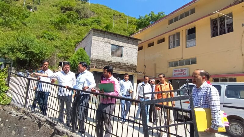 सचिव स्वास्थ्य डॉ. आर राजेश कुमार ने परखी पौड़ी जनपद में स्वास्थ्य सुविधाओं की जमीनी हकीकत, खामियों पर लगाई अधिकारियों को फटकार