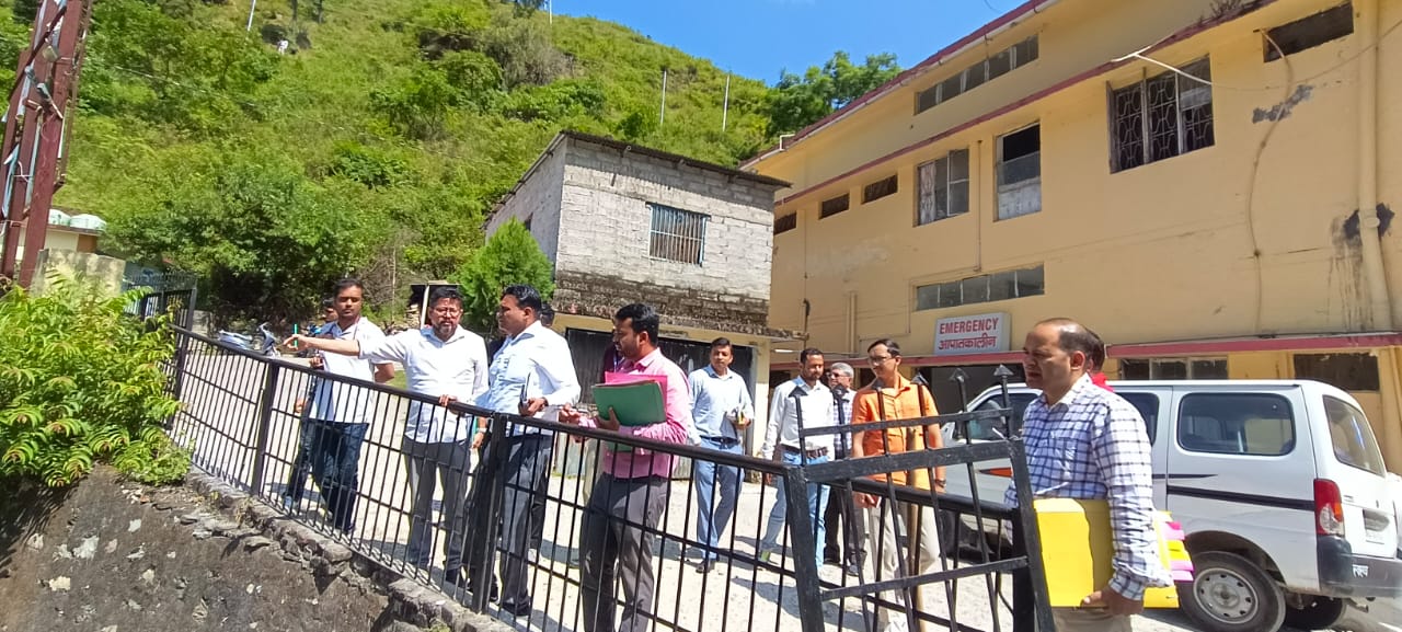 सचिव स्वास्थ्य डॉ. आर राजेश कुमार ने परखी पौड़ी जनपद में स्वास्थ्य सुविधाओं की जमीनी हकीकत, खामियों पर लगाई अधिकारियों को फटकार