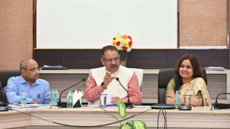 कैबिनेट मंत्री गणेश जोशी ने की ग्राम्य विकास विभाग की समीक्षा, समस्त जरूरतमंद ग्रामीणों तक योजनाओं का लाभ पहुचाने के दिये निर्देश