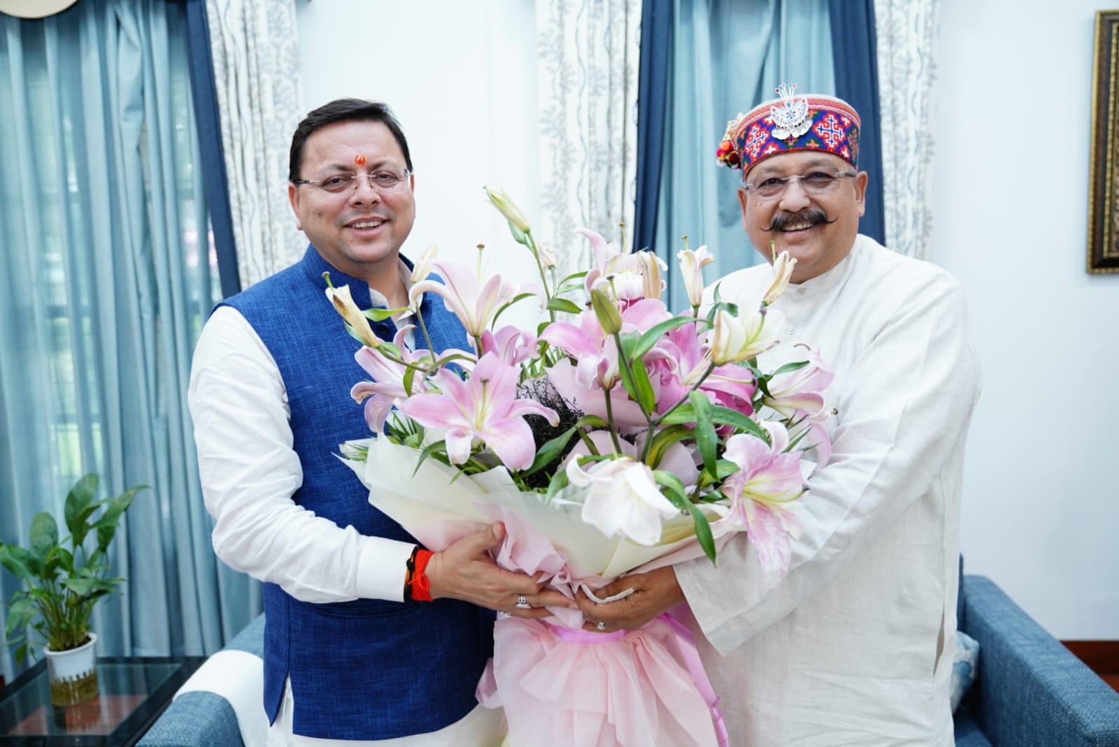 लंदन दौरे के बाद देहरादून पहुंचने पर मुख्यमंत्री पुष्कर सिंह धामी का मंत्रीगणों, विधायको एवं पार्टी पदाधिकारियों ने किया भव्य स्वागत