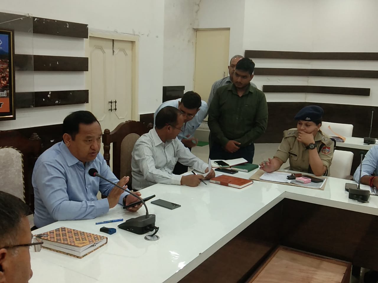 डीएम धीराज सिंह गर्ब्याल की अध्यक्षता में लैण्ड बैंक सम्बन्धी सूचना पब्लिक अस्सेट मैंनेजमेंट पोर्टल पर अपलोड किये जाने के सम्बन्ध में बैठक आयोजित, दिए निर्देश